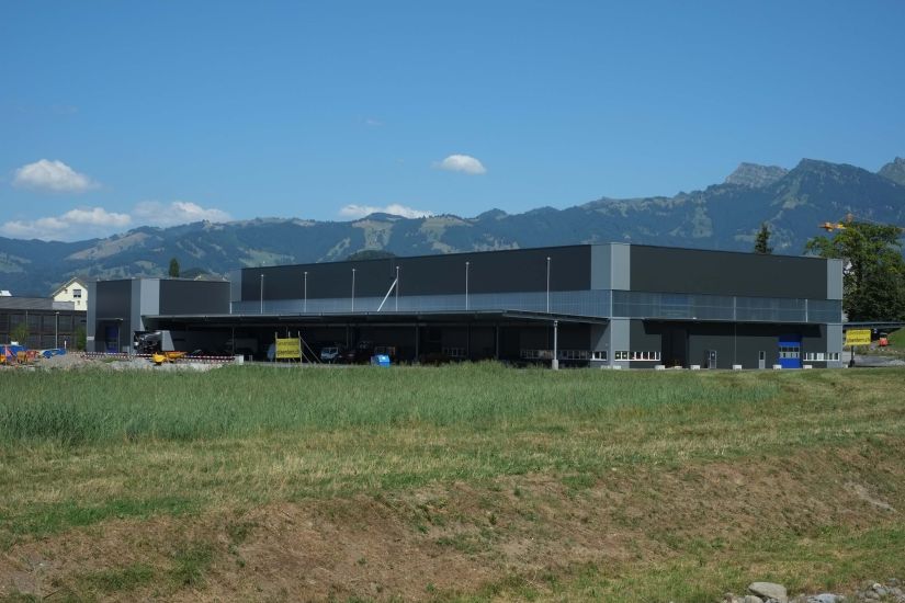 neubau-gewerbehallen-glaentern-an-der-gewerbestrasse-in-reichenburg00001