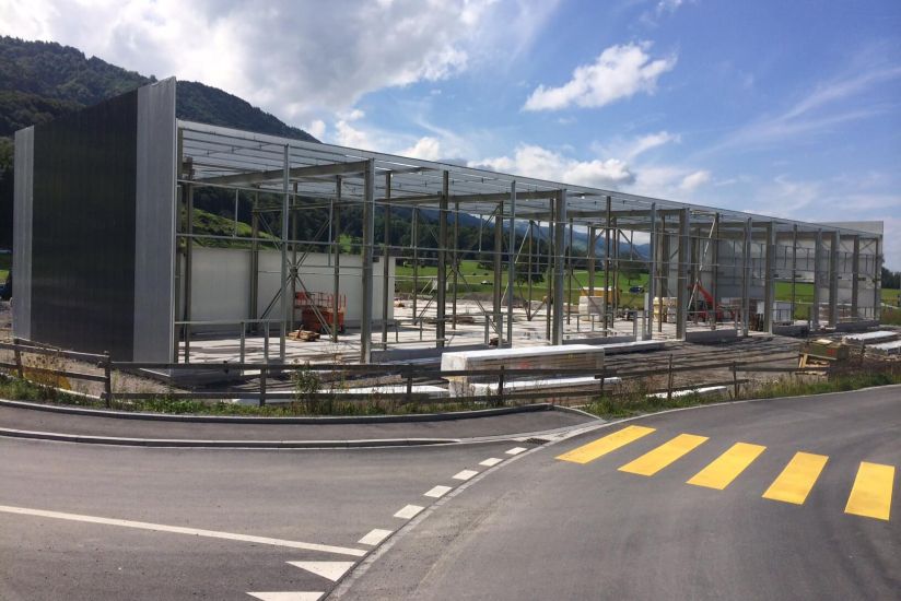 neubau-gewerbehallen-glaentern-an-der-gewerbestrasse-in-reichenburg00003