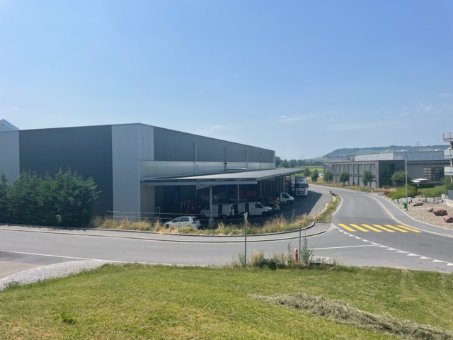images/inhaltsbilder/glaentern-center-impressionen/8neubau-gewerbehallen-glaentern-an-der-gewerbestrasse-in-reichenburg.jpg